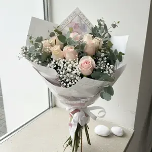 זר ורדים ורוד עם אקליפטוס - image 1