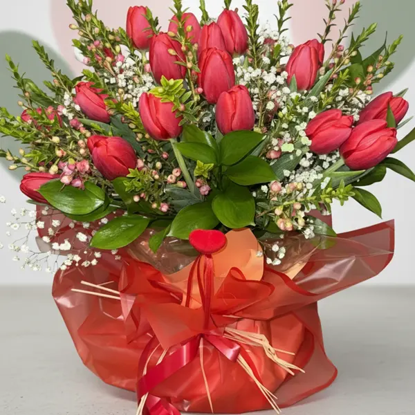 Праздничный букет красных тюльпанов - image 1