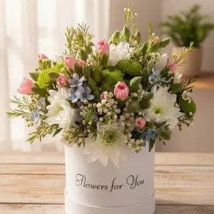 סידור פרחים מעוצב בקופסה לבנה - image 1