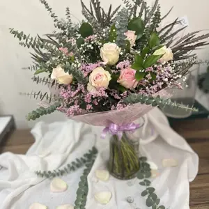 זר ורדים ורוד-לבן אלגנטי - image 1